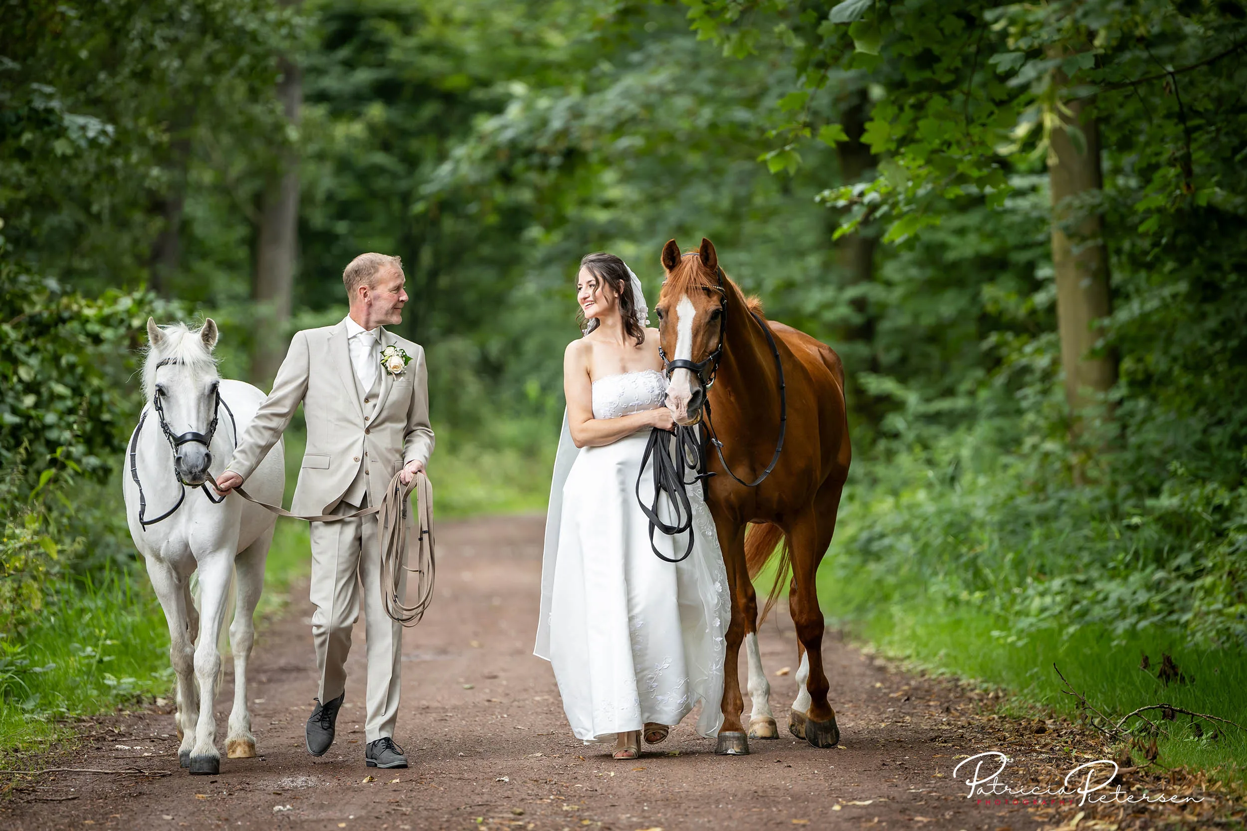 trouwreportage_theater_posa_kevin_rosa_alpaca_manege_lelysta (25)